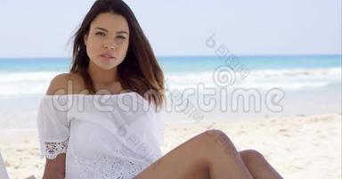 美丽的年轻女子在海滩上放松